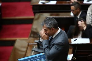 Martín Menem, titular de la Cámara de Diputados, con el teléfono en mano al comprobar que la sesión especial finalmente se postergó