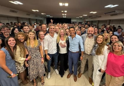 Martín Menem y Karina Milei eligieron a Adrián Nuñez (camisa celeste) como el gran referente libertario en Misiones