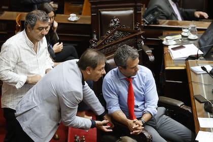 Martín Menem y Oscar Zago durante la segunda jornada del debate por la "Ley Ómnibus”. 01/02/24