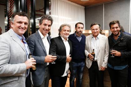 Martín Migoya y Guibert Englebienne de Globant, con Andy Freire, Marcos Galperín de Mercado Libre, Carlos Miguens y Gastón Parisier de Big Box