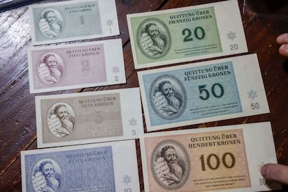 Martín muestra los billetes de 1939 utilizados por los nazis