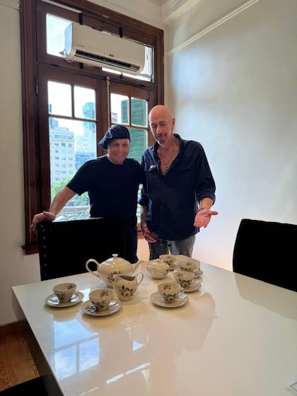 Martín Murano y Jose Perruccio en la escribanía con las tazas