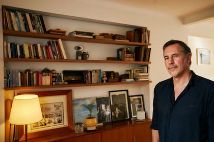 Martín Oesterheld, rodeado de fotos familiares y de un original de "El Eternauta"