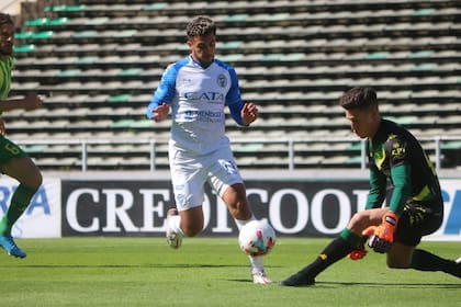 Martín Ojeda, autor de un gol para Godoy Cruz, frente al arquero Devecchi
