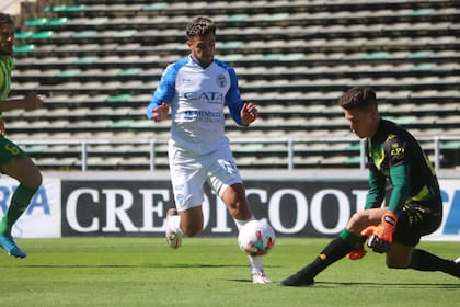 Martín Ojeda, autor de un gol para Godoy Cruz, frente al arquero Devecchi; el Tiburón sufrió su cuarta derrota en fila