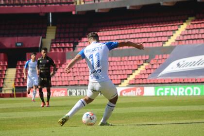 Martín Ojeda, de Godoy Cruz, remata con zurda vs. Colón
