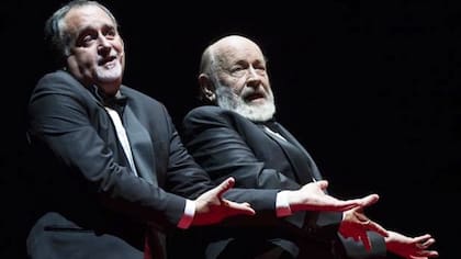 Martín O´Connor junto a Marcos Mundstock en uno de los shows de Les Luthiers