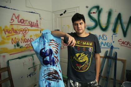 Martín Páez, 18 años, tiene su taller en la casa de su papá, Fito