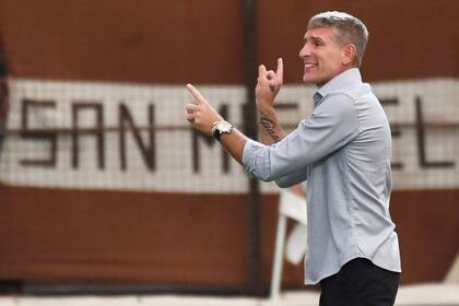 Martín Palermo da indicaciones, pero no le encuentra la vuelta al partido ni a Platense en el certamen.