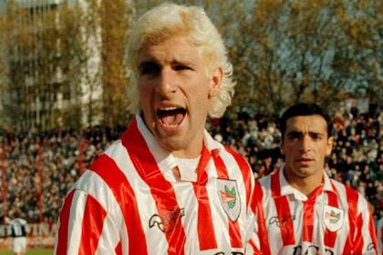 Martín Palermo defendiendo los colores de Estudiantes, en 1997