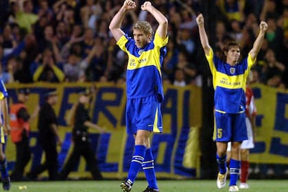 Martin Palermo y Fernando Gago festejan el triunfo ante Inter de Brasil 4-1, por la Copa Sudamericana 2005 