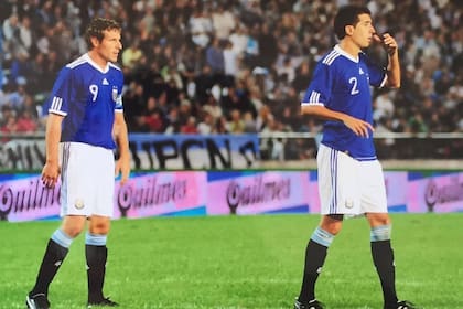 Mariano Echeverría, junto a Martín Palermo; aquel día, frente a Jamaica, fue el capitán del equipo. De los once titulares, el Titán fue el único convocado al Mundial de Sudáfrica