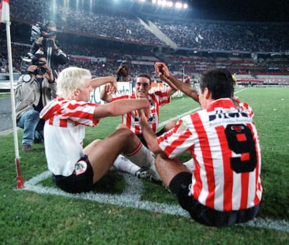 Martín Palermo y un recordado festejo contra River en 1997, cuando le convirtió dos goles jugando para Estudiantes; entre los que se sumaron a la "modalidad yoga", estuvo Lionel Scaloni