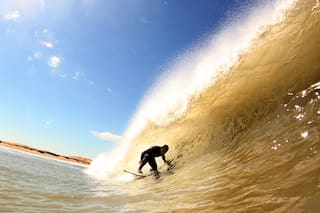 La búsqueda de la ola desconocida de los mejores surfistas en un misterioso lugar