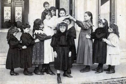 Martín Pescador. Me dejará pasar? Pasará, pasará, pero el último...quedará.
