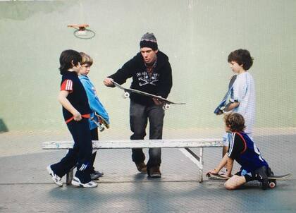 Martín Pibotto dando clases a jóvenes interesados en el skate