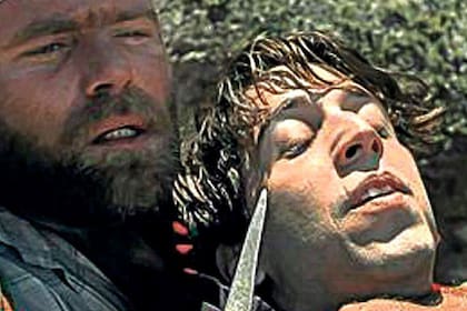 Martín Piroyansky (derecha) interpreta al protagonista de La araña vampiro