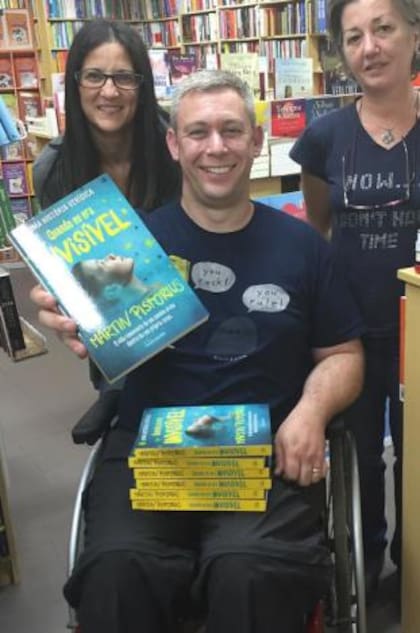 Martin Postirious promocionando su libro autobiográfico.
Foto: Instagram: @martinpistorius