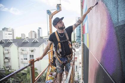 Martín Ron, en acción; hay murales suyos en muchas ciudades de la Argentina y el mundo