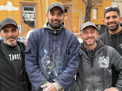 Martín Ron y equipo de muralistas en un descanso de la obra creada en 14 y 54, de La Plata.