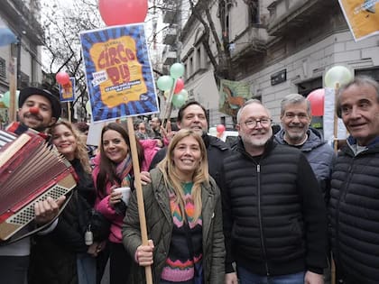 Martín Sabbatella, entre los militantes de Morón que se acercaron este lunes a San José 1111