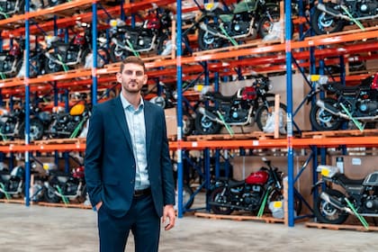 Martín Schwartz (Grupo Simpa): "Como atravesaron ciclos económicos comparables, entienden más rápido que un europeo lo que pasa en el país. Cuando en 2020 se empezó a restringir en la Argentina el ingreso de motos importadas, rápidamente entendieron por donde venían los cambios y aceptaron avanzar en un proceso de sustitución de importaciones. Y por primera vez, aprobaron ensamblar una moto fuera de su país”