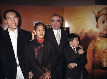 Martin Scorsese, en el estreno de Kundun con los actores que encarnaron en diferentes edades al Dalai Lama