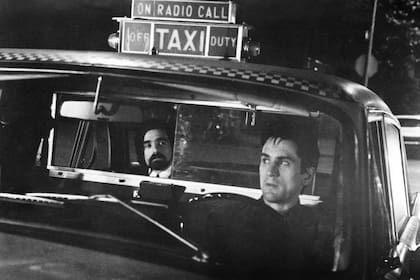Martin Scorsese hace un cameo como un pasajero del taxi que conduce Travis Bickle (Robert De Niro).