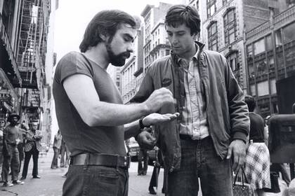 Martin Scorsese le da indicaciones a Robert De Niro en pleno rodaje de Taxi Driver