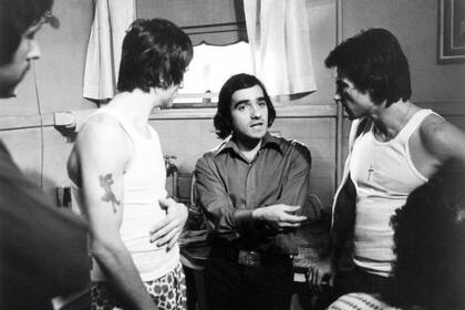 Martin Scorsese le da indicaciones a Harvey Keitel y De Niro en el set de Calles salvajes