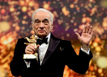 Martin Scorsese posa con su premio honorífico, el Oso de Oro, durante la gala de la Berlinale. El director estadounidense fue galardonado por su gran trayectoria 