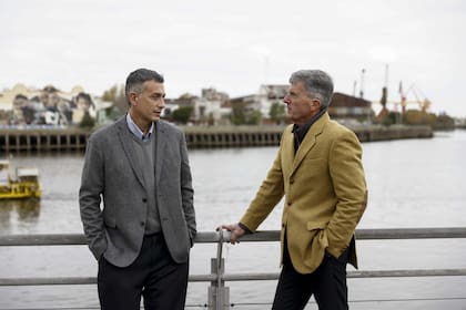 Martín Scotto, presidente de la Fundación Museo Histórico de la Boca y primer ministro de la Tercera República de la Boca dialoga con Pablo Abbatángelo, vicepresidente de la Fundación y presidente de la Tercera República con el Riachuelo de fondo