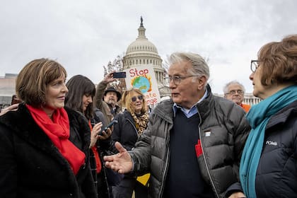 Martin Sheen marcha en la manifestación Fire Drill Fridays, frente al Capitolio, para protestar por la emergencia climática