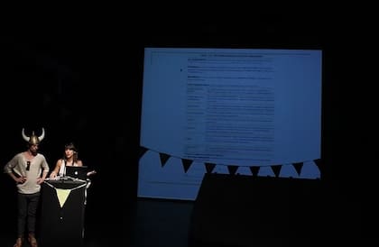 Martín Shick y Laura Kalauz con un vestuario dado por los espectadores, en una escena de Cmmn sns prjct