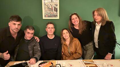 Martín, su cuñado Marcelo, sus hermanos Matías, Victoria, Mariana y su madre en la inauguración del omakase