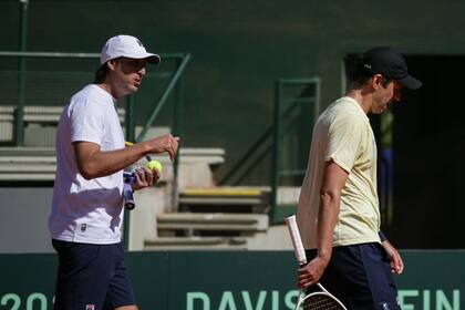 Martín "Tero" García, ex doblista y subcapitán designado por Guillermo Coria, durante el ensayo de la Copa Davis con Horacio Zeballos.