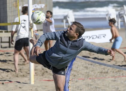 Martín Tetaz, en un fútbol playa en Cariló; el economista encendió alarmas con el programa del gobierno