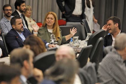Martín Tetaz, Karina Banfi y Juan Manuel López en la reunión de comisión