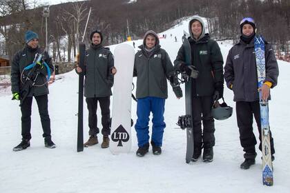 Martín Trumpio, con su carabina, y los también bonaerenses Simón Zorraquín, Francisco Fernández Candia y Marcial Pereda; a la derecha, Tobías Fernández Cruz, de la Ciudad de Buenos Aires