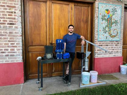 Martín Vázquez en la casa de sus padres con las máquinas caseras que construyó a partir de unos planos bajados de Internet.