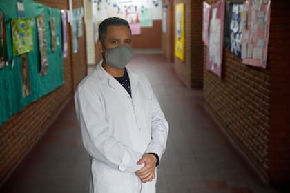 Martín Vera es docente de cuarto grado en la Escuela Primaria N° 64 "Crisólogo Larralde", ubicada en Villa Domínico