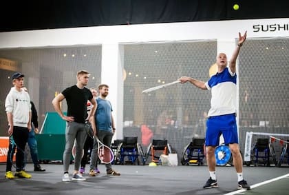 Martin Verkerk en la actualidad, brindando clases de tenis