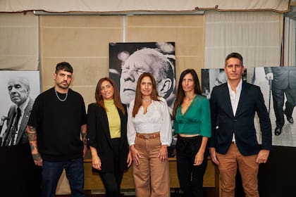 Martín, Victoria, Mariana, Belén y Matías Kodama en la sede de la Fundación Internacional Jorge Luis Borges