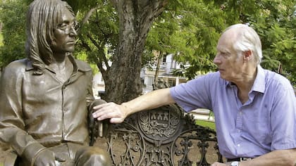 Martin visitó el monumento a Lennon en La Habana en 2002