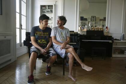 Martín y Fito Páez en el living de su casa de Buenos Aires