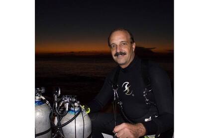 Martín ya no entra al agua para guiar turistas por el arrecife o enseñarle a bucear a aspirantes a buzo, pero sigue en el mundo buceo.