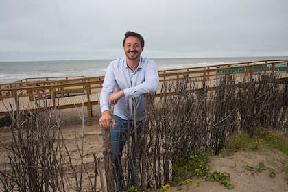 Martín Yeza, intendente de Pinamar, en uno de los médanos que se formaron tras la recuperación del frente marítimo en esa ciudad