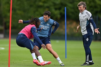 Martin Zubimendi y Eberechi Eze, durante una práctica de Arsenal; detrás, Gabriel Heinze