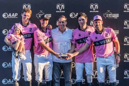 Martín Zuppi entregó la Copa RAM a Ellerstina Indios Chapaleufú.