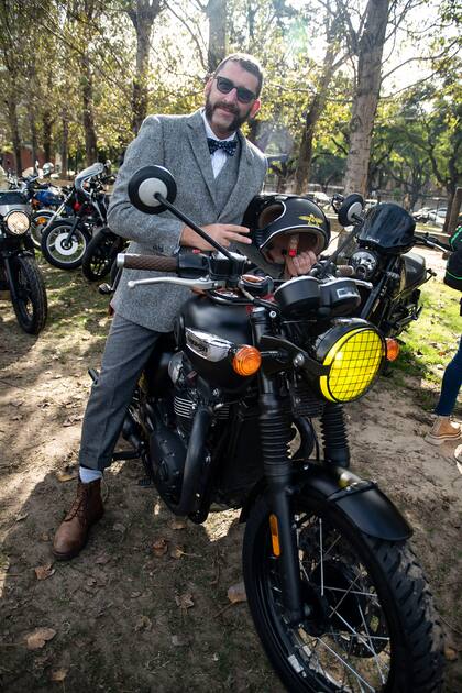 Martín Zurich en su Triumph Bomville